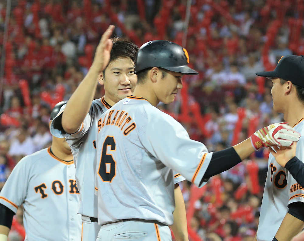 ＜広・巨＞７回、２点二塁打を放った坂本勇（手前）を笑顔で出迎える巨人・菅野