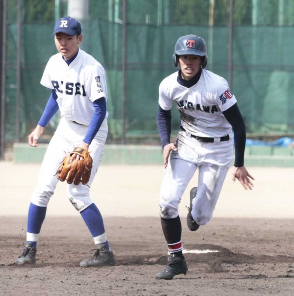 今秋ドラフト候補の滝川二・高松（右）は３月の練習試合・履正社戦でスカウトを驚嘆させた
