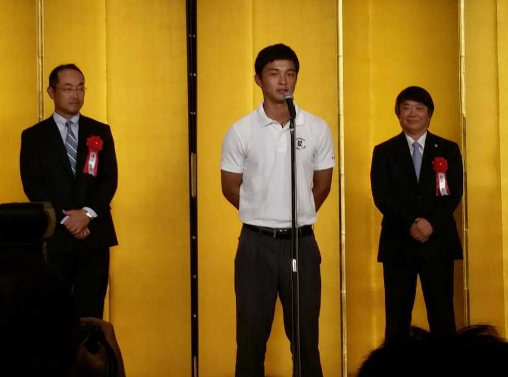 優勝祝賀会であいさつする立大・熊谷主将。左は溝口監督、右は前田部長