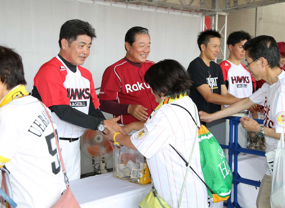 ＜ソ・楽＞九州北部豪雨災害の被災者への募金を呼びかける（左から）工藤監督、梨田監督、川崎