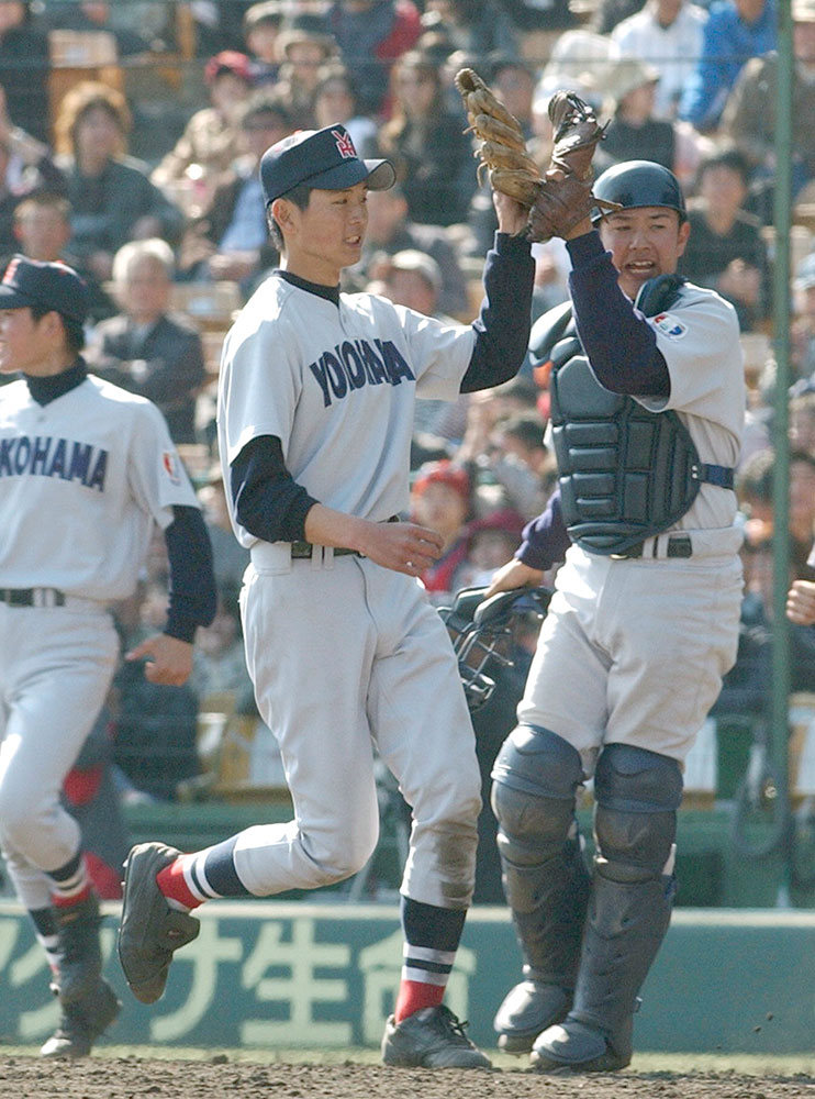 ２００３年、横浜時代の涌井（左）と村田捕手