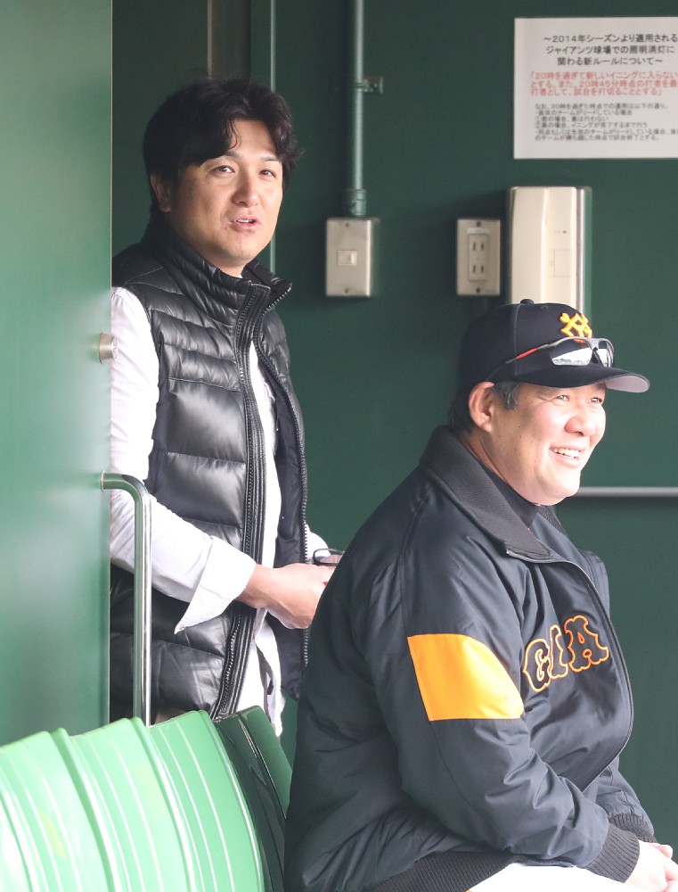 ２年ぶりに１軍投手コーチに復帰する斎藤２軍監督（右）と高橋監督