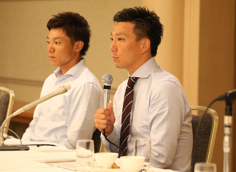 嶋会長日本プロ野球選手会会長は一般社団法人大島理事長（左）とともに会見を行なう