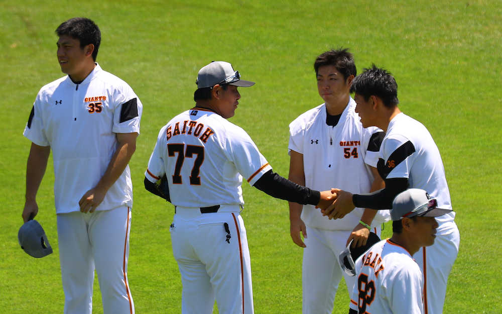 （左から）西村、高木勇、桜井ら投手陣と握手を交わす斎藤コーチ