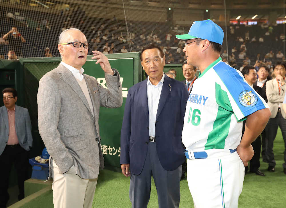 ＜セガサミー・東邦ガス＞東京ドームを訪れた長嶋茂雄氏（左）は里見治会長（中央）、セガサミー・初芝監督を激励