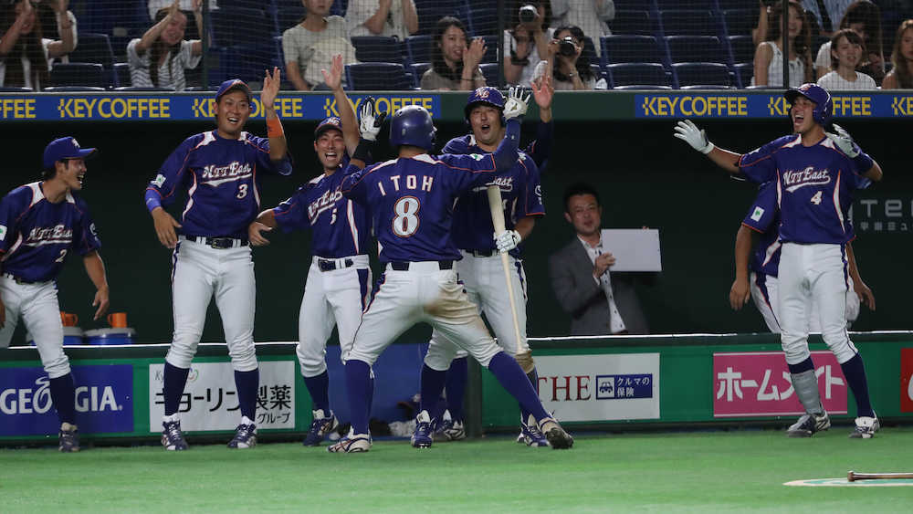 ７回２死二塁、代打・高野の右前打で生還した二走・伊藤を出迎えるＮＴＴ東日本ナイン