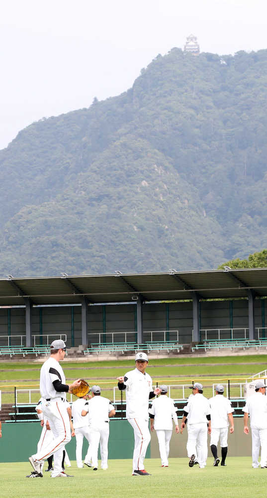 岐阜城を望む長良川球場で練習前にマイコラス（左）に声をかける高橋監督
