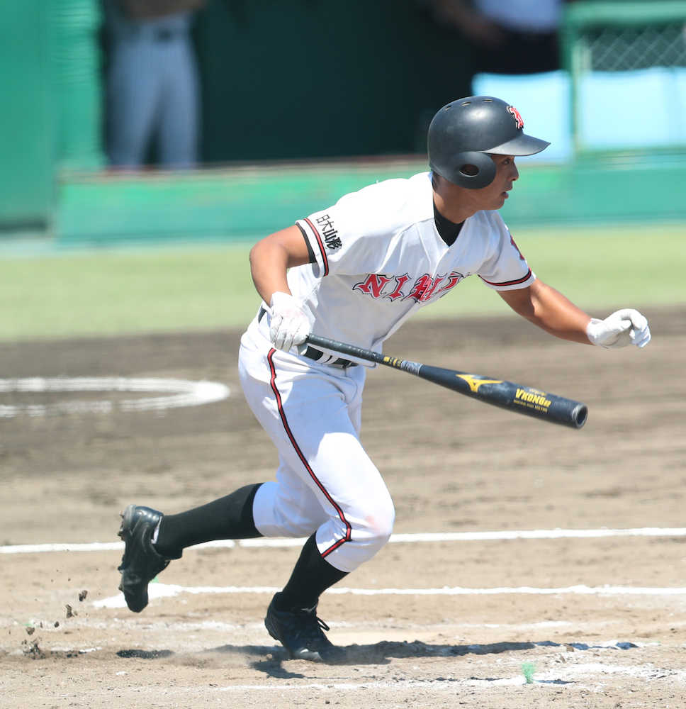 ＜山形中央・日大山形＞２回１死二塁、勝ち越しの適時打を放つ日大山形・鈴木