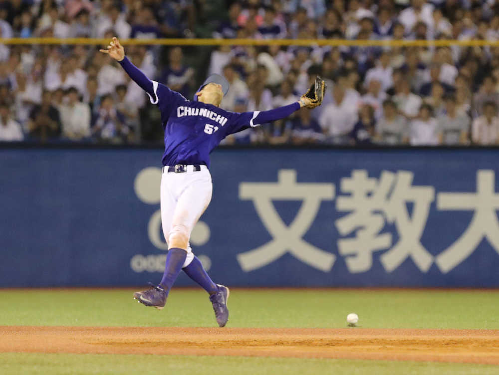 ＜ヤ・中＞４回２死一、二塁、山田の飛球を落球する遊撃手・京田
