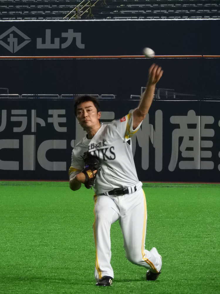 ヤフオクドームの１軍投手練習に参加し、首脳陣にブルペン投球を披露したソフトバンク・和田　　　　　
