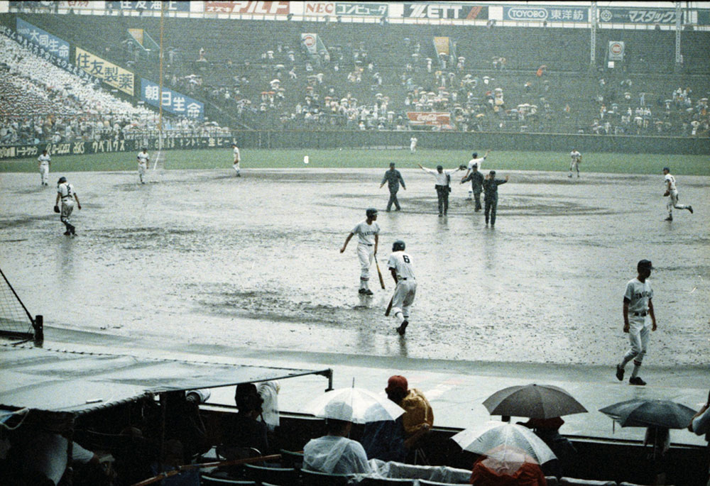 第70回全国高校野球選手権大会滝川二−高田、降りしきる雨が甲子園を泥沼と化し、ついに８回裏２死、降雨コールドとなった