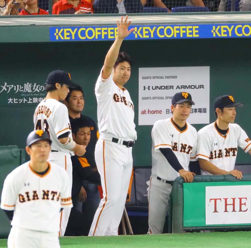 ３回１死一、二塁、適時二塁打を放った坂本勇を称える巨人・菅野