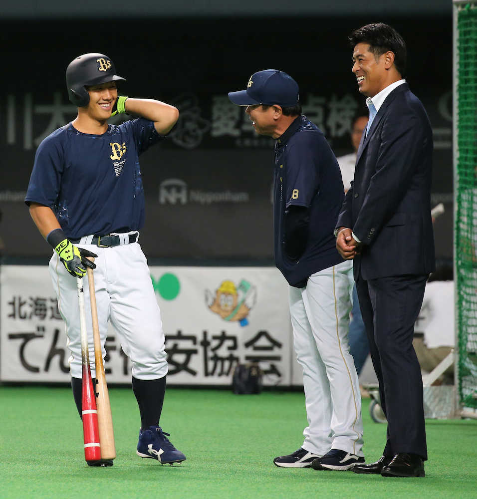 ＜日・オ＞試合前、談笑する（左から）吉田正、福良監督、侍ジャパン・稲葉監督