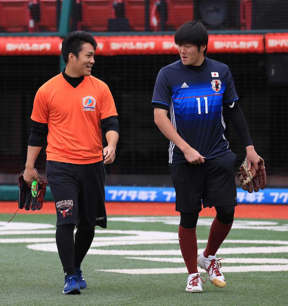 滋賀をアピールするシャツを着る則本（左）とサッカー日本代表のユニホームで練習に現れた塩見