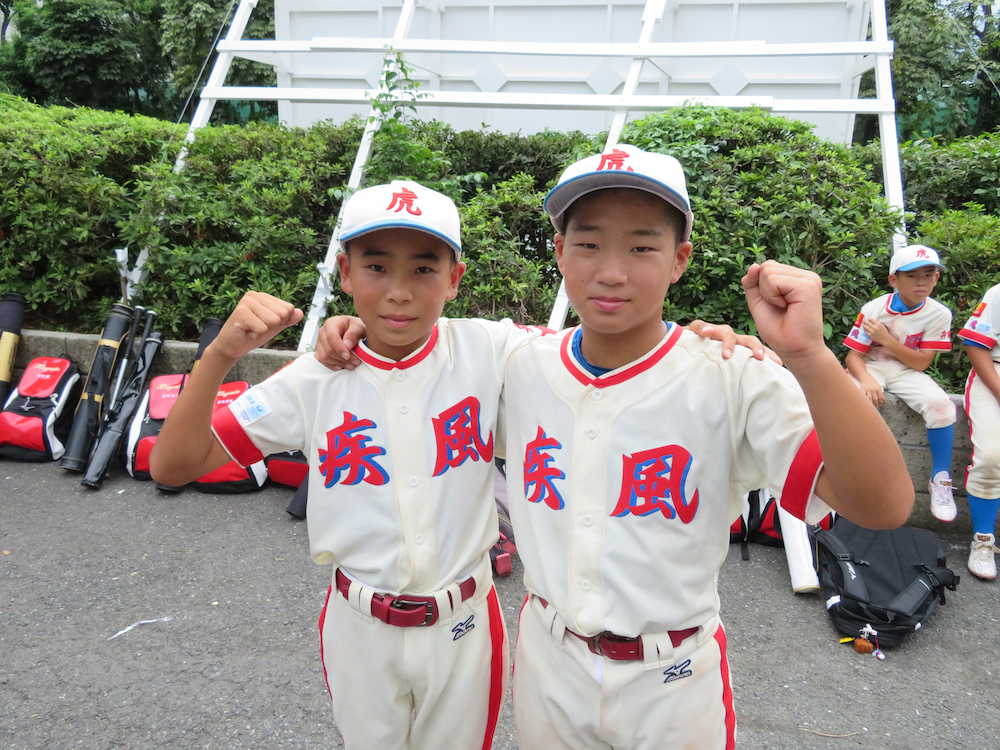 がっちりと肩を組む北ナニワハヤテタイガースの寺田投手（左）と倉内捕手の６年生バッテリー