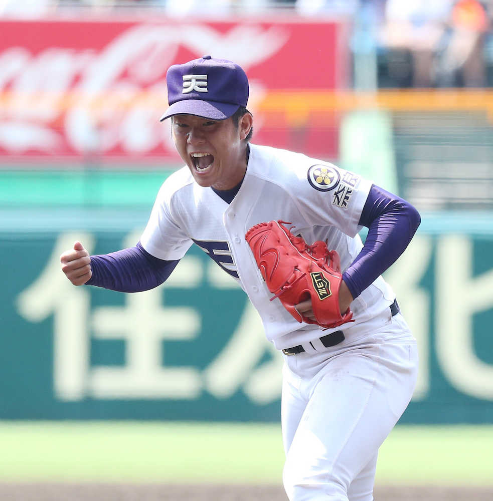 ＜神戸国際大付・天理＞延長１１回を１人で投げぬいた天理・碓井涼は、最後の打者を打ち取り雄叫びを上げる