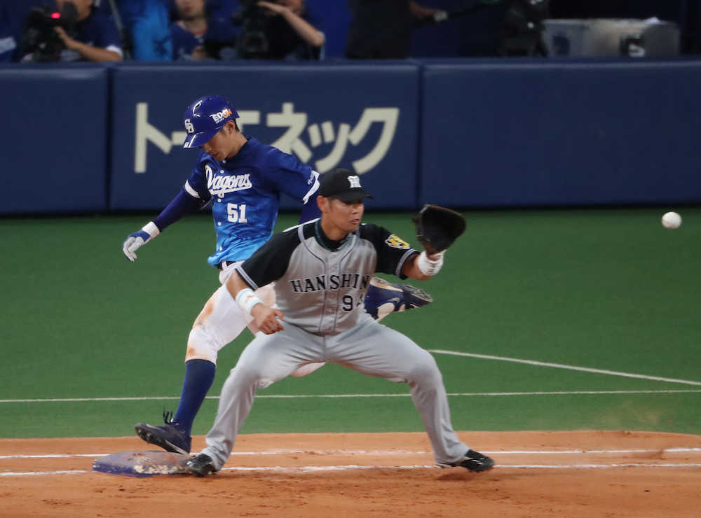 ＜中・神＞８回１死、京田は猛打賞となる二塁内野安打を放つ