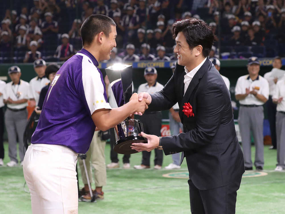 優勝した佐倉リトルシニア・西川主将（左）にトロフィーを贈る巨人・高橋監督