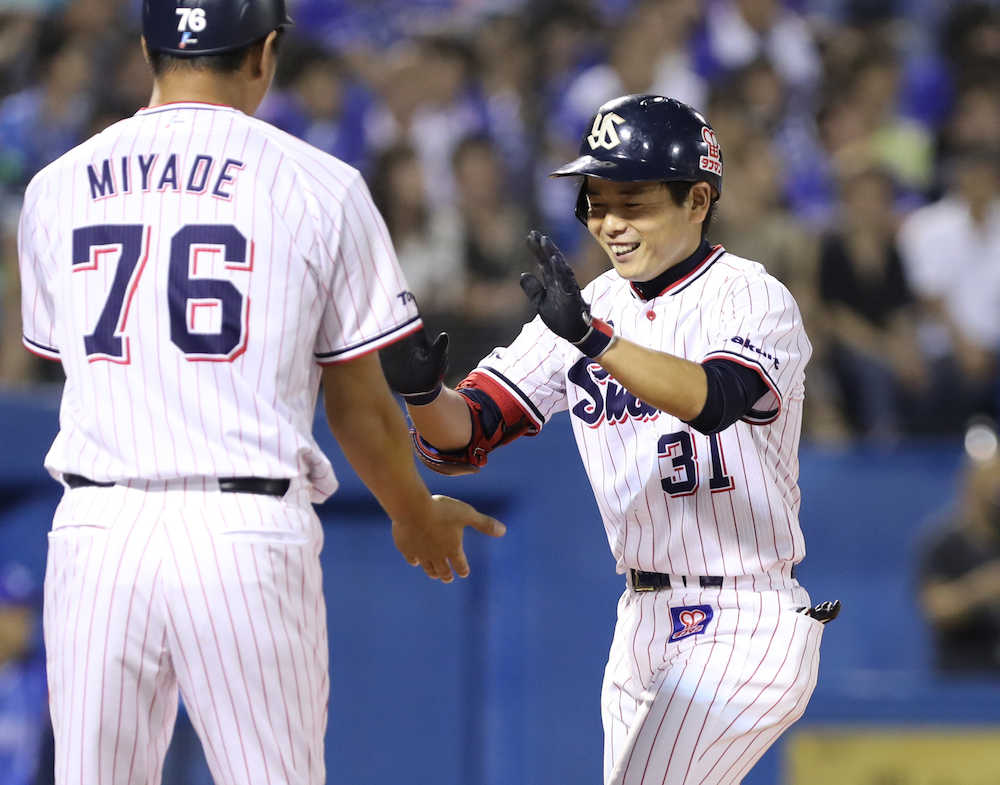 ５回１死一塁、山崎が右翼へプロ１号アーチを放ち、宮出コーチ（左）に迎えられる。