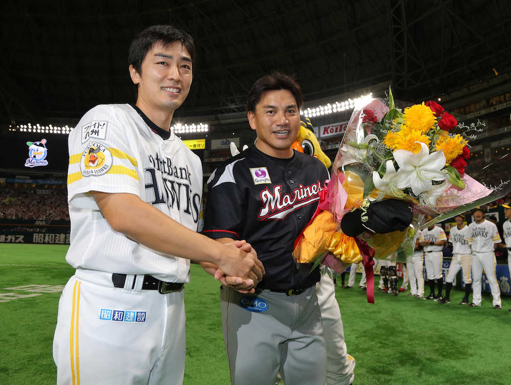 試合後、和田（左）から花束を受け取る井口
