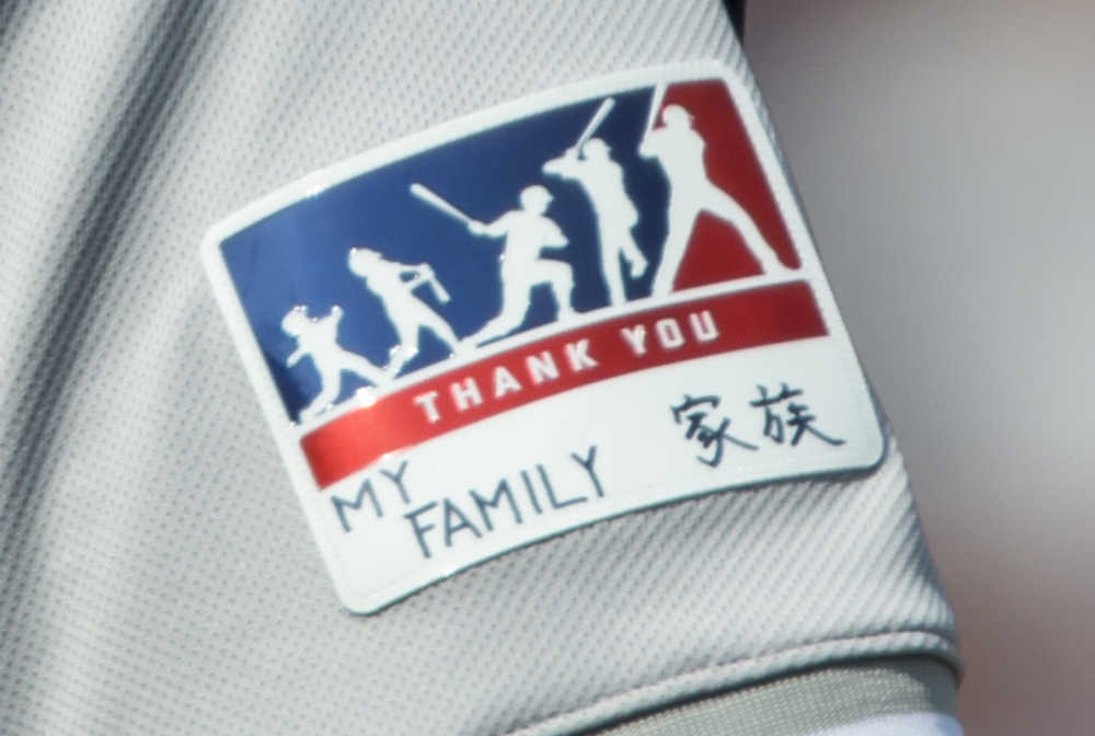 ＜ヤンキース・マリナーズ＞田中が右袖に書き込んだのは「ＭＹ　ＦＡＭＩＬＹ　家族」