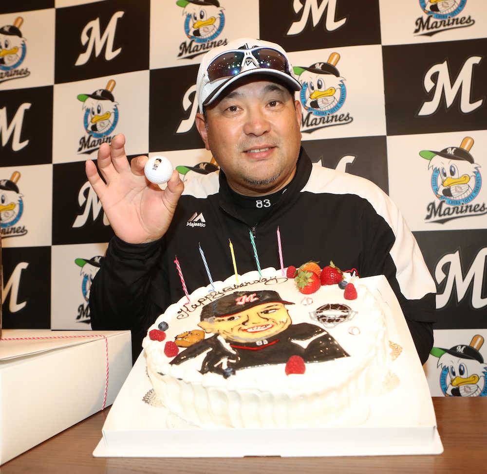 ５５歳の誕生日を迎えたロッテ・伊東監督は大きなケーキと似顔絵入りのゴルフボールを贈られ笑顔