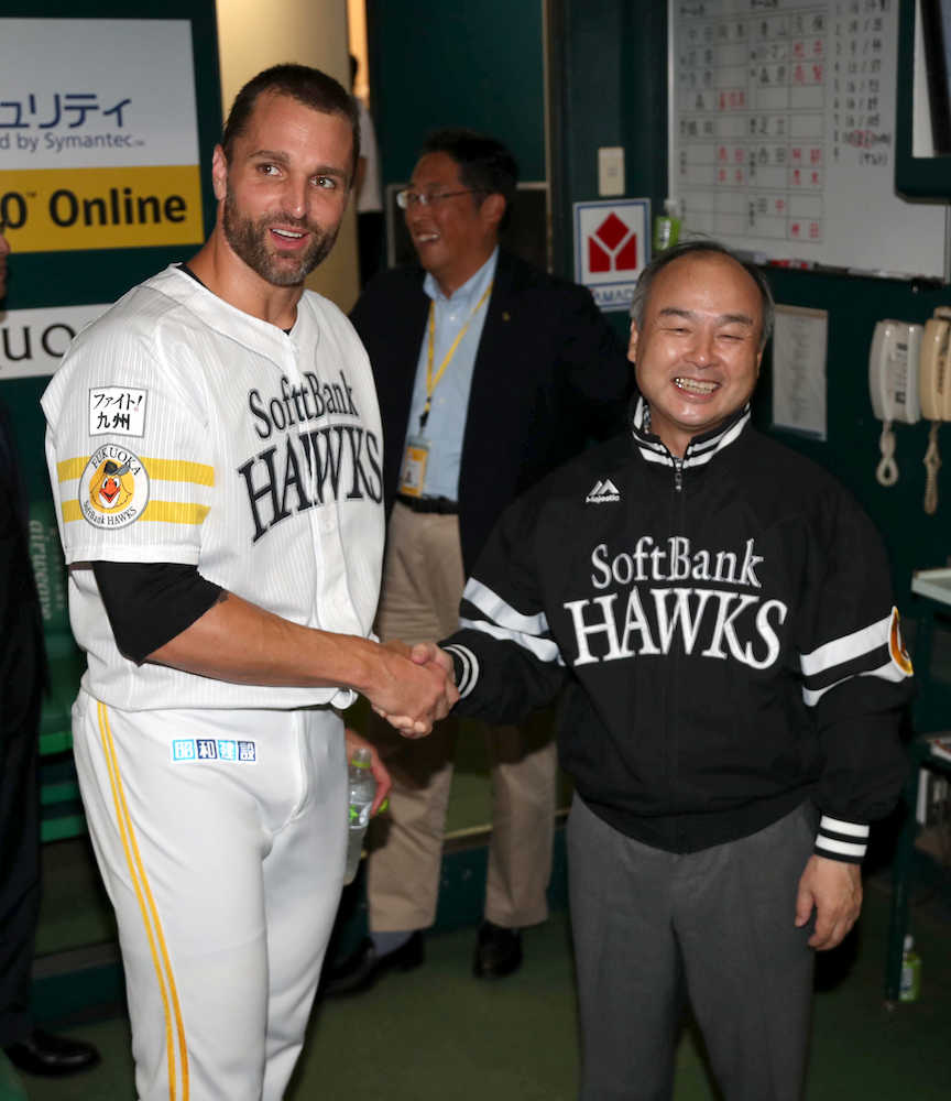 ＜ソ・楽＞シーズン４６セーブの日本プロ野球タイ記録を達成したサファテと握手する、孫オーナー（右）