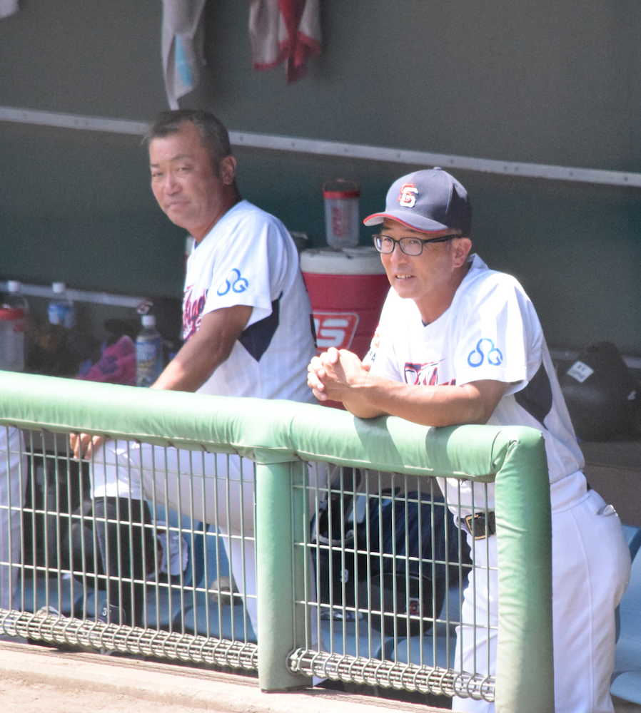 来季から新監督となる香田誉士史コーチ（左）と退任する杉本泰彦監督