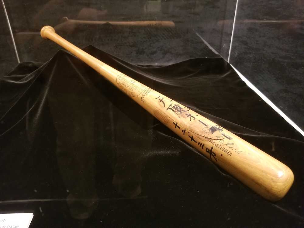 野球殿堂博物館の企画展で展示される、長嶋茂雄氏が天覧試合でホームランを打ったバット