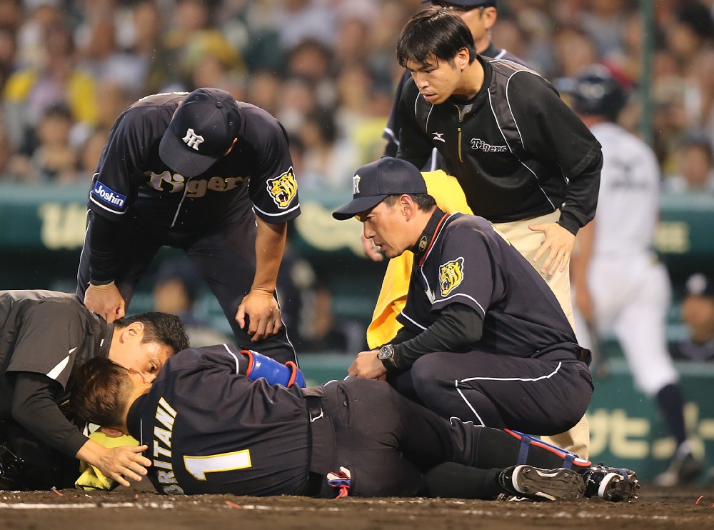 ５月２４日、顔面に死球を受けた鳥谷（背番号１）にベンチを飛び出した伊藤トレーナー（右端）