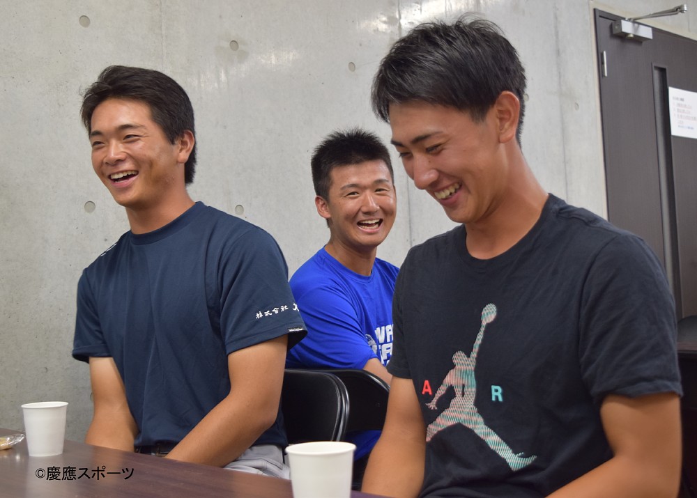 高橋佑の乱入により笑う関根（左）と佐藤（右）（Ｃ）慶應スポーツ新聞会