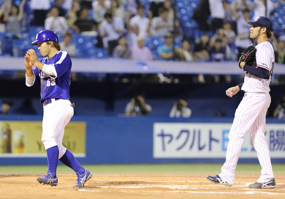 １０回１死二、三塁、打者・松井佑で秋吉が（右）が暴投し、三塁走者・亀沢が生還する