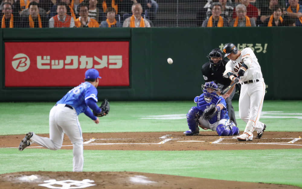＜巨・Ｄ＞初回１死満塁、村田が右中間２点二塁打を放つ