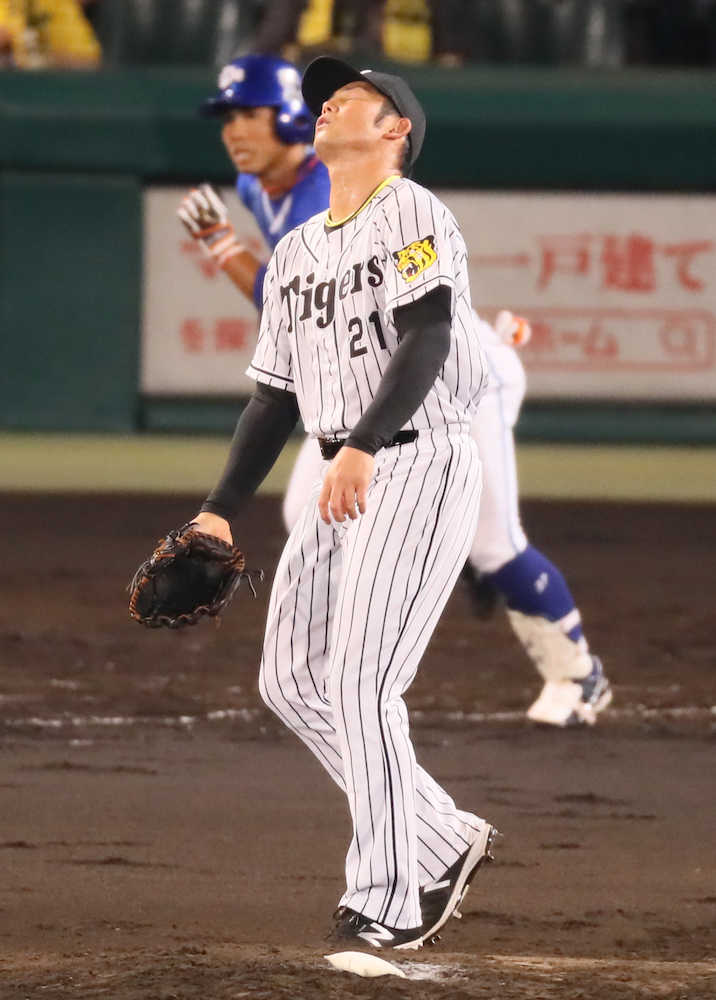 ＜神・Ｄ＞５回２死、岩田は桑原に右中間二塁打を打たれ悔しがる
