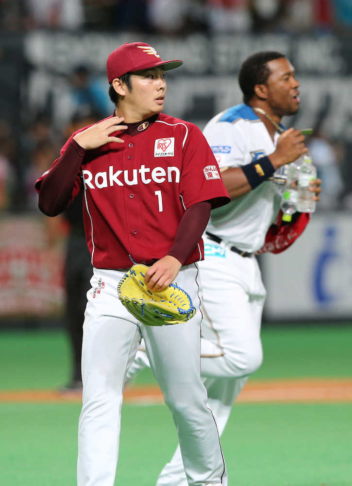９回１死三塁、サヨナラ打を打たれた楽天・松井裕(左)