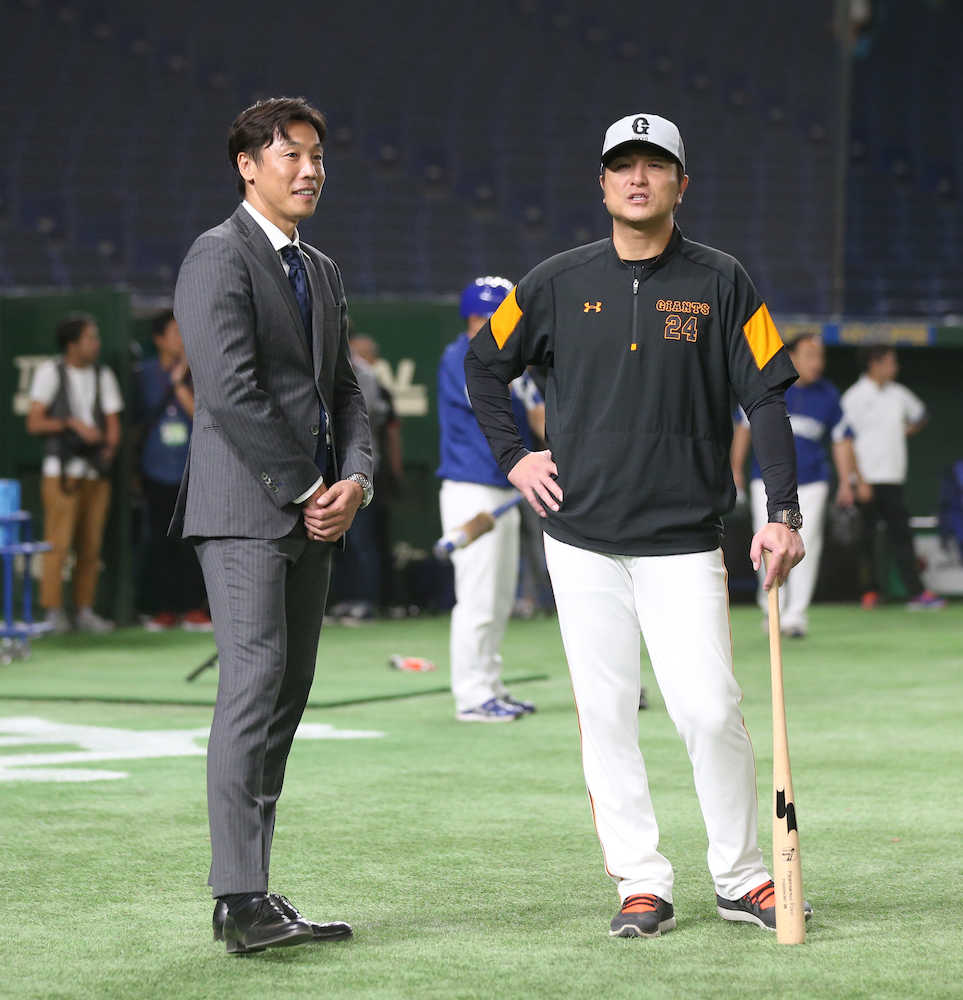 ２７日、東京ドームを訪れた鈴木尚広氏。右は巨人・高橋監督