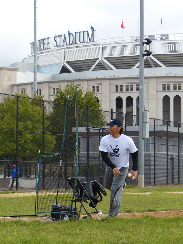 旧ヤンキースタジアム跡地の公園で野球教室を開催し、新ヤンキースタジアムをバックに打撃投手を務める松井秀喜氏