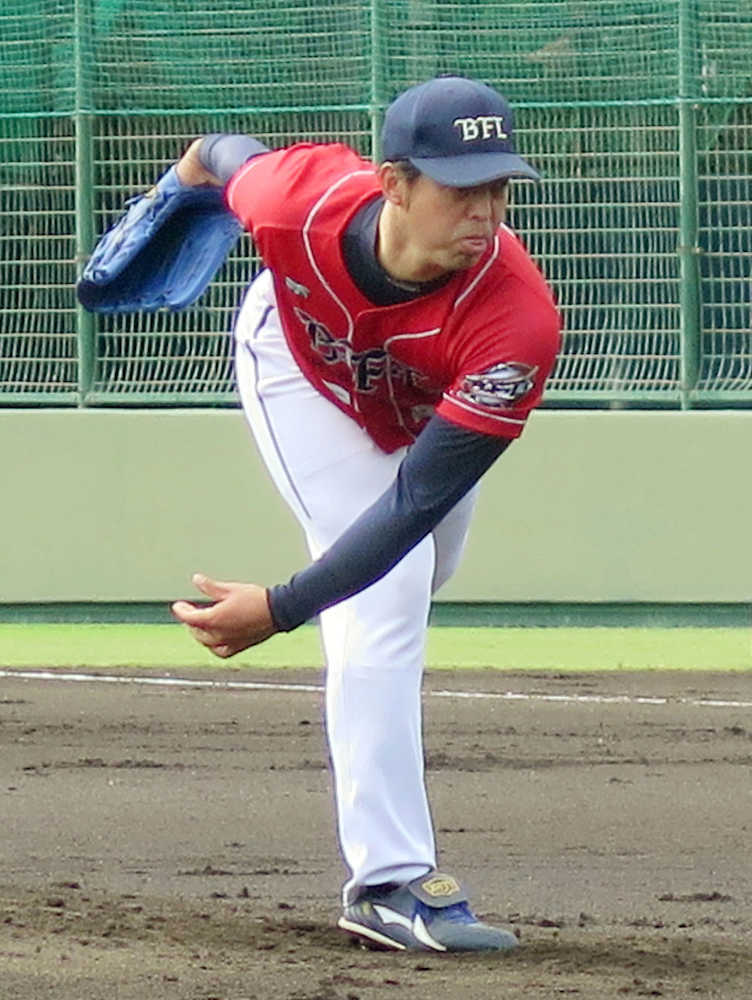 阪神２軍との練習試合で投球する、ベースボール・ファースト・リーグの兵庫に所属する井川慶
