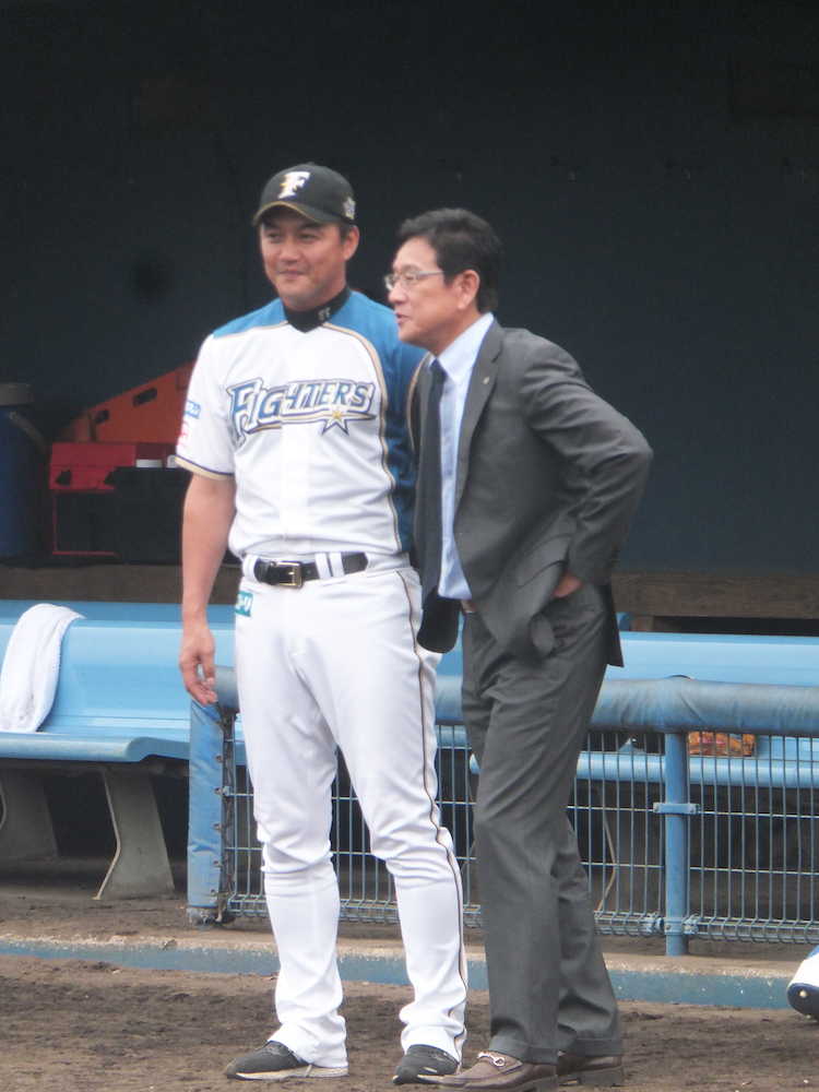 フェニックスリーグで指揮を執っている金子打撃コーチ（左）と談笑する日本ハム・栗山監督