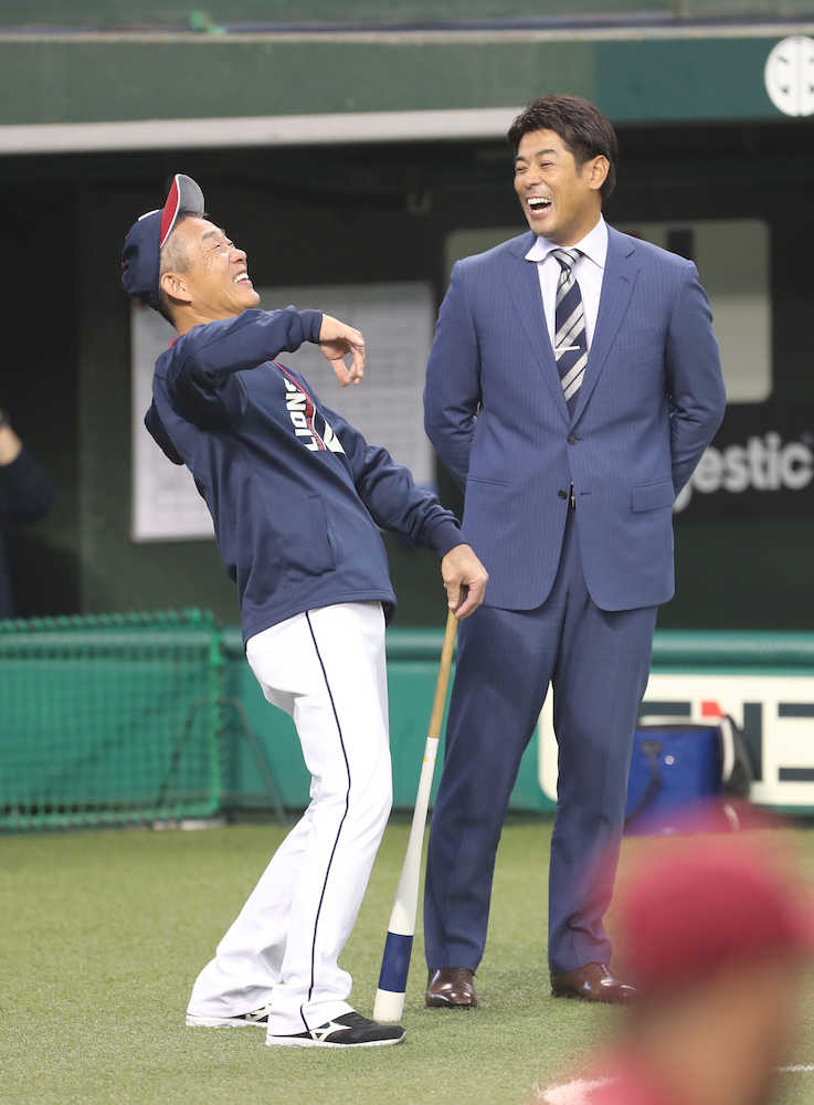 ＜西・楽＞試合前に談笑する稲葉篤紀氏（右）と辻監督　　　　　　　　　　　　　　　　　　
