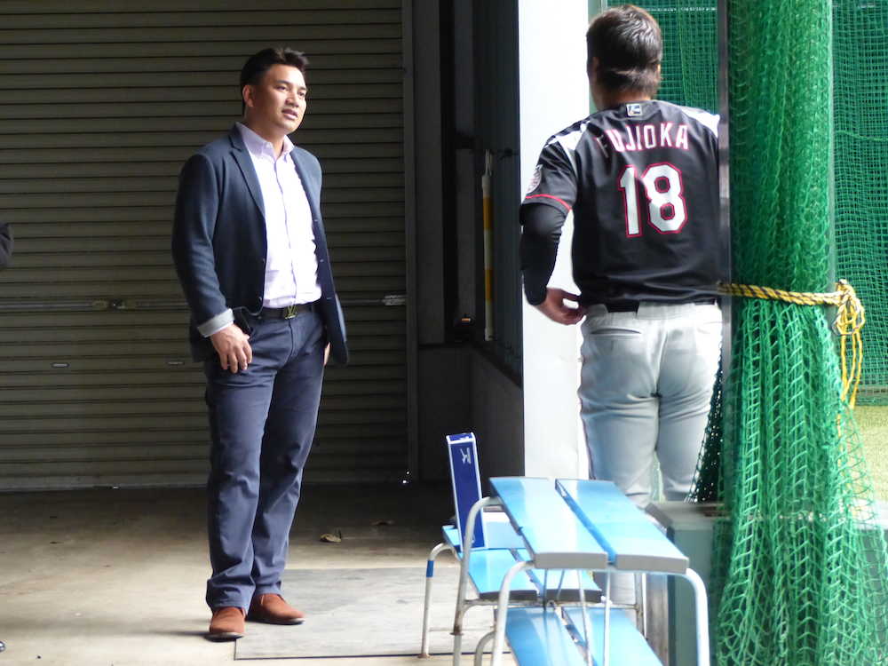 ブルペンで投球練習を見守ったロッテ・井口監督（左）は投げ終わった藤岡に声をかける