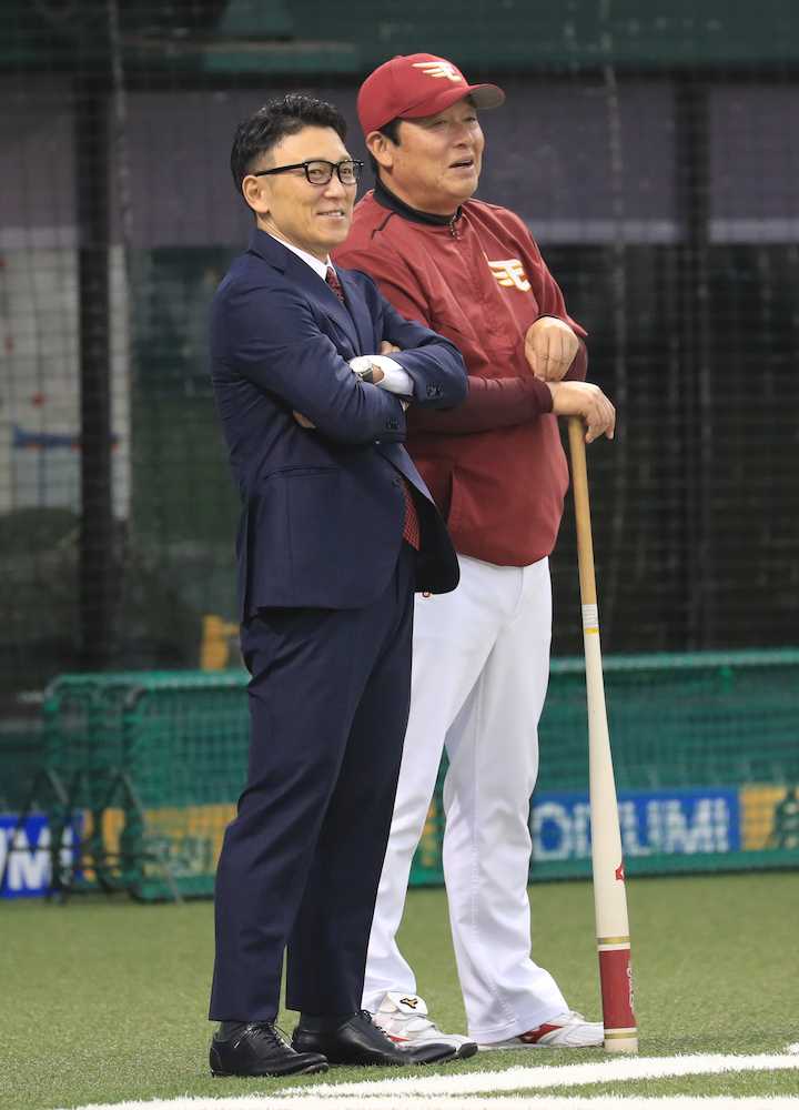 ＜西・楽＞試合前、打撃練習を並んで見守る楽天・立花球団社長（左）と梨田監督