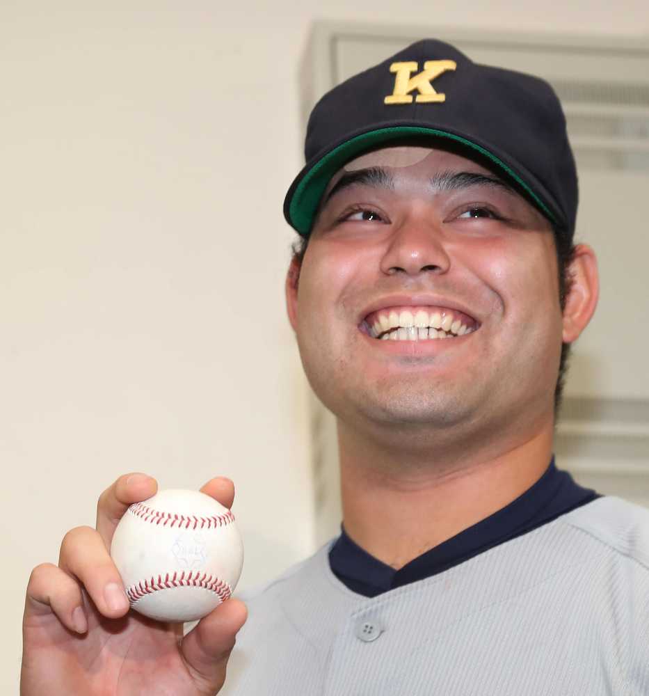 春秋通算１２本塁打のリーグ記録を達成した慶大・岩見は記念のボールを手に笑顔