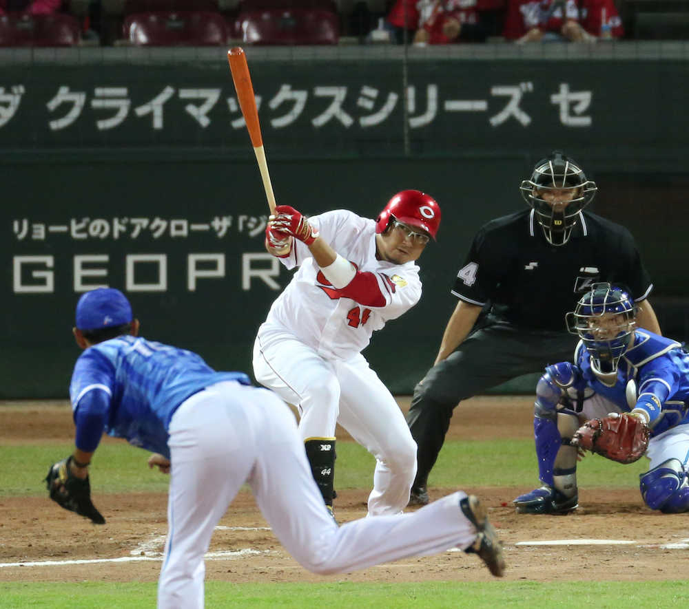 ２回無死、松山は右翼線二塁打を放つ