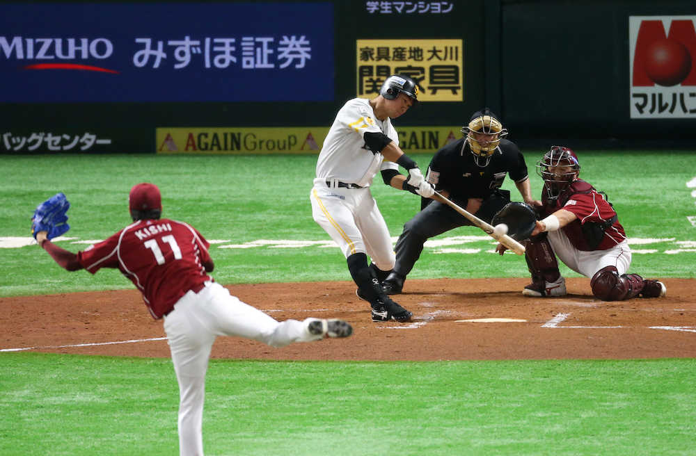２回２死二塁　、先制の適時二塁打を放つ長谷川勇