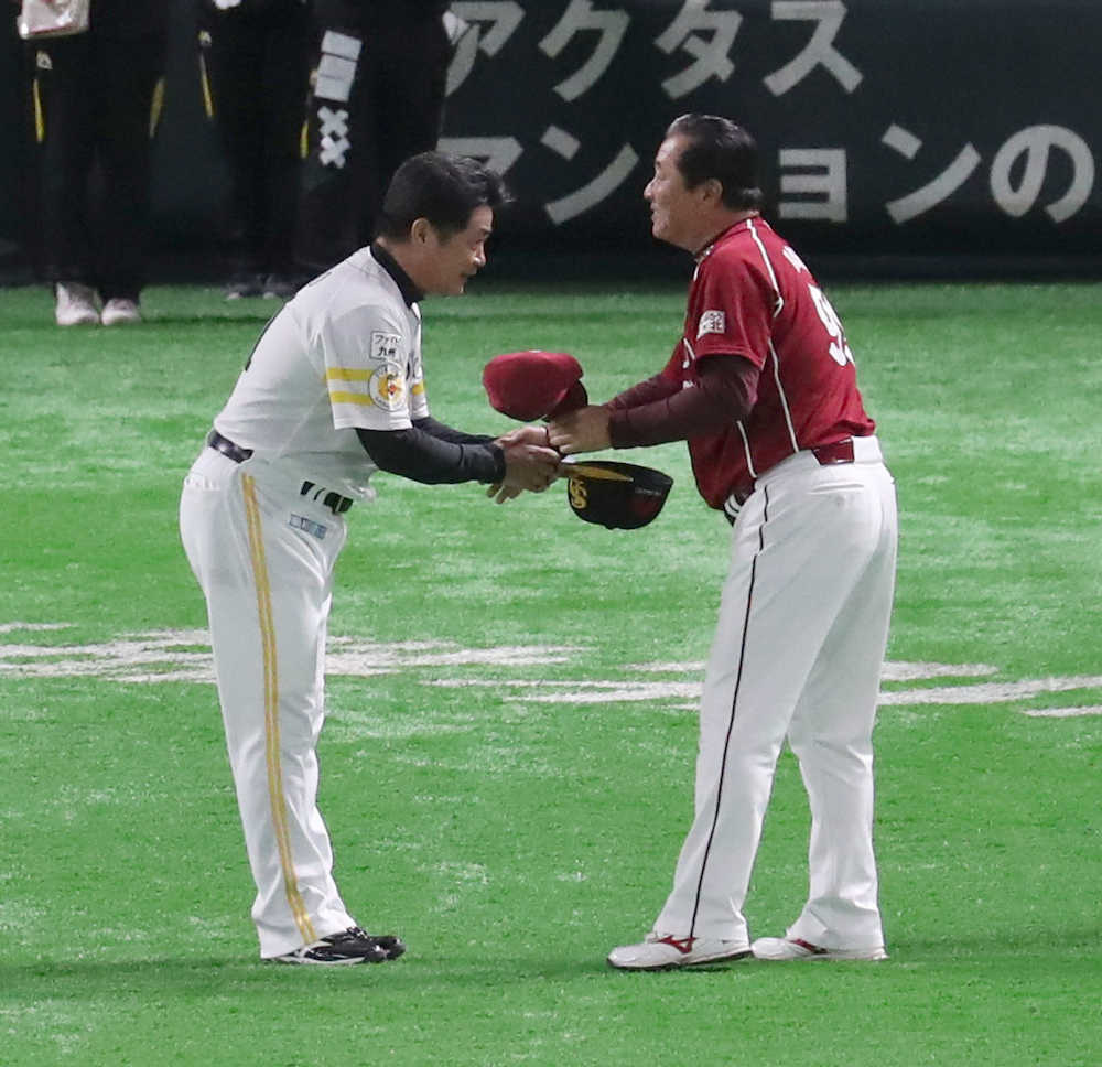 試合後、工藤監督（左）と握手する梨田監督