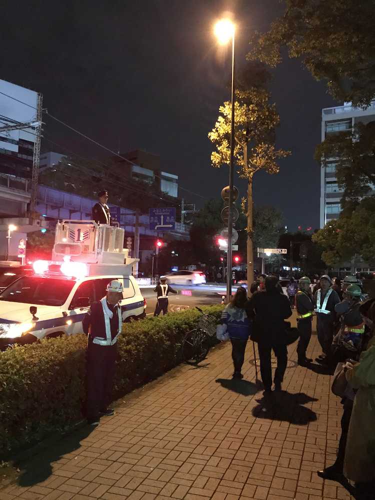 横浜スタジアム周辺では警察が出動し、交通整理に当たった