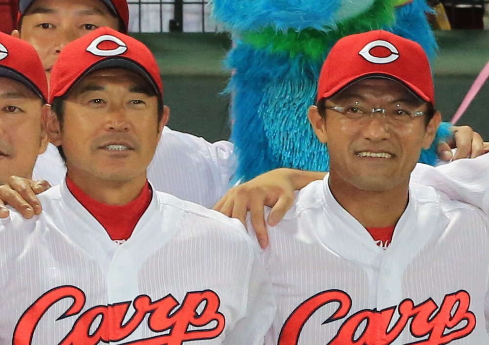 広島の石井コーチ（左）と河田コーチ