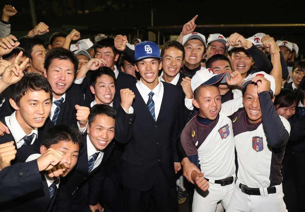 中日の３位指名を受けた高松渡はチームメートに祝福され笑顔