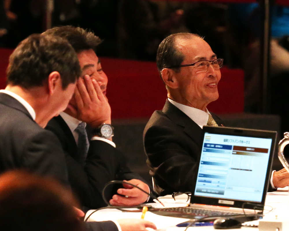 苦笑いの（右から）ソフトバンクの王球団会長、工藤監督